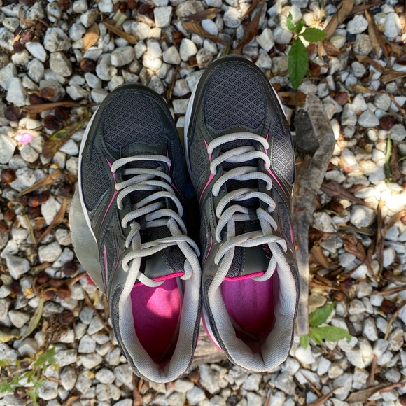 L.A. Gear Women's Memory Foam Athletic Leather/Mesh Sneakers, Gray&Pink, 7 1/2 - Picture 4 of 10